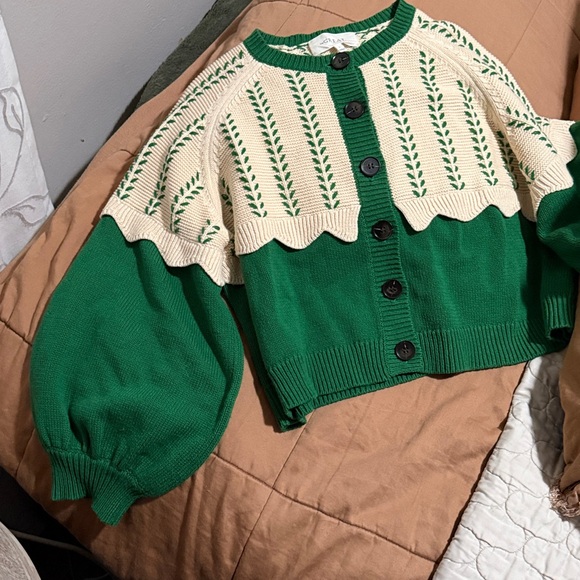 THE GREAT.
The Scallop Two-Tone Embroidered Cotton-
Blend Cardigan - Picture 8 of 13